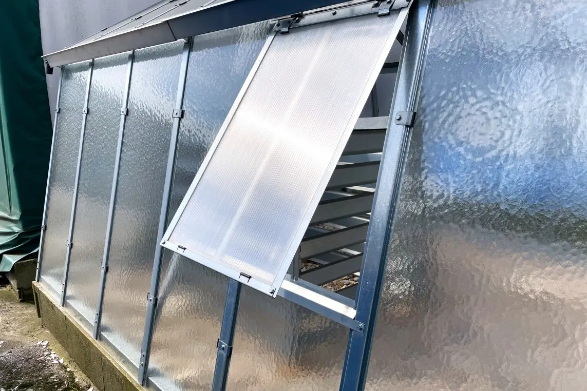 Bočné vetracie okno pre záhradný skleník Variant