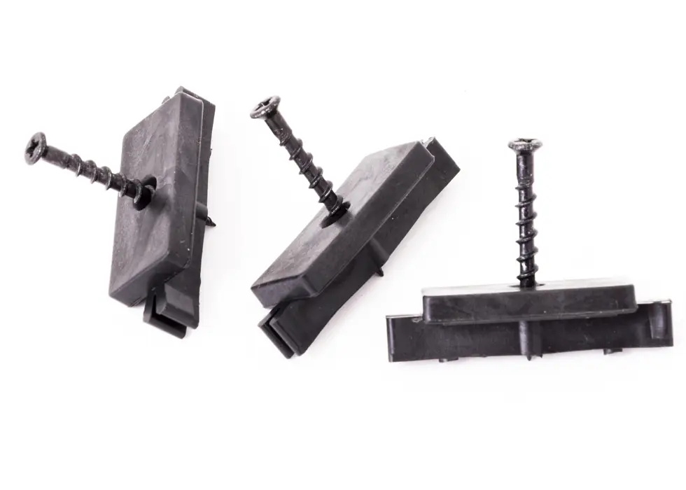 Príchytka terasovej dosky k nosníku terasových dosiek G21