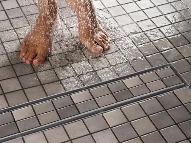 Kúpeľňový žľab plastový s nerezovým roštom pod dlažbu